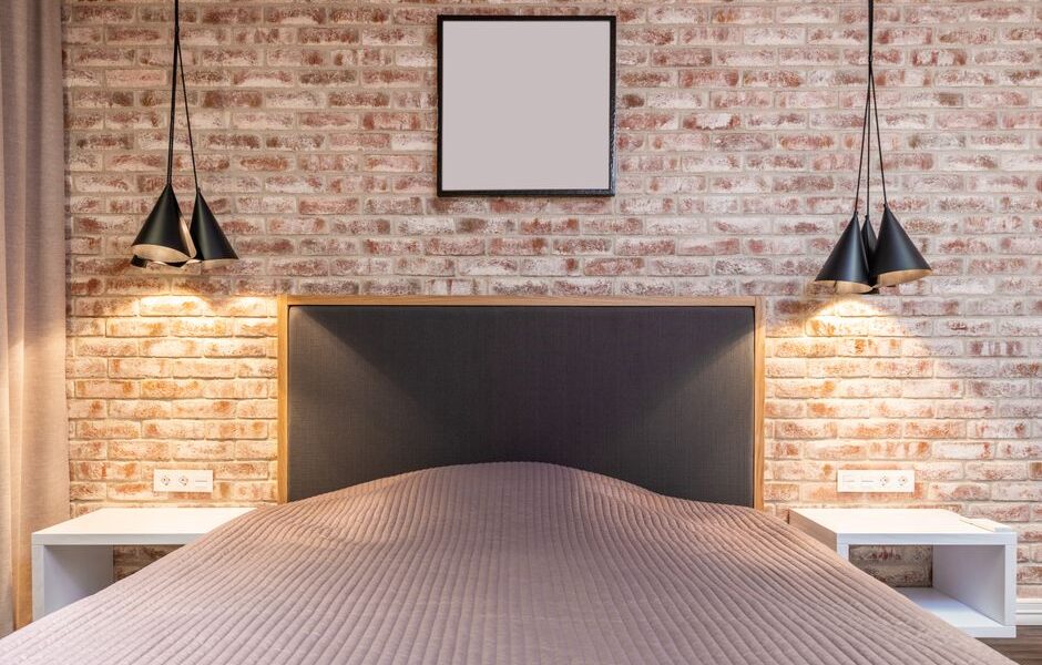 Moderne Loft-Pendelleuchte in einem offenen Raum mit hoher Decke, die industriellen Charme ausstrahlt.