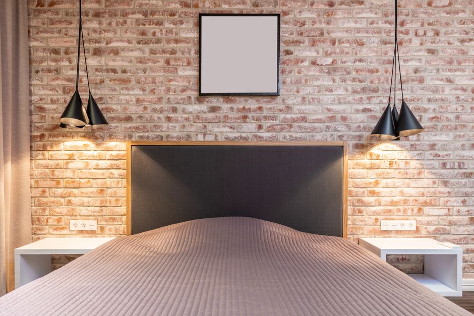 Moderne Loft-Pendelleuchte in einem offenen Raum mit hoher Decke, die industriellen Charme ausstrahlt.